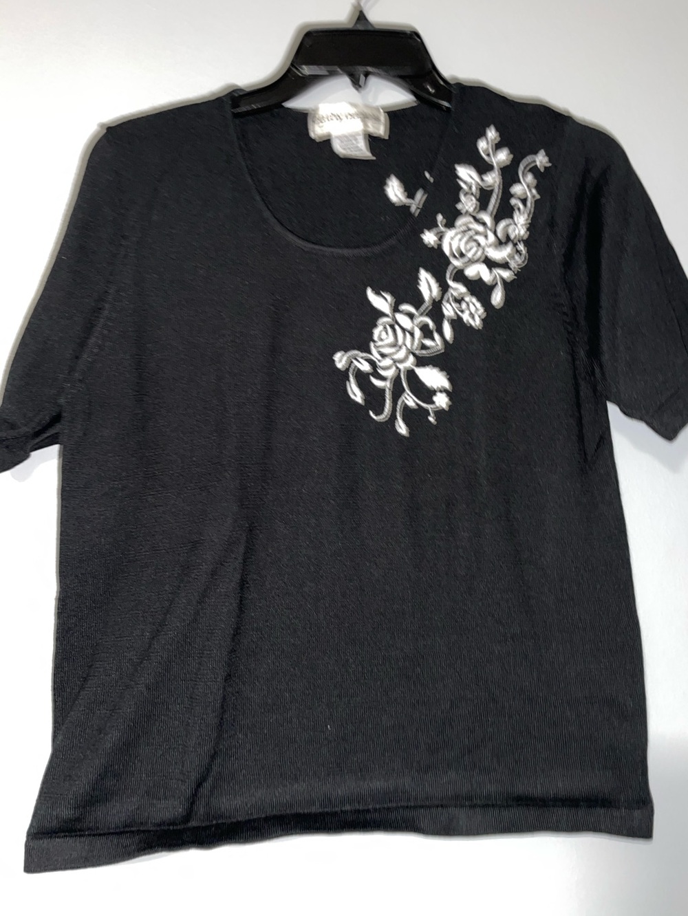 ♣️Cathy Daniels Black Short Sleeve Top with White Floral Embroidery
